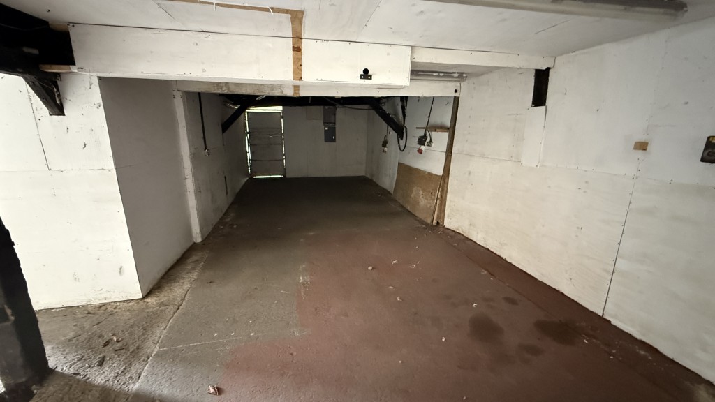 Lot: 130 - SUBSTANTIAL PERIOD PROPERTY WITH MULTIPLE BUILDINGS REQUIRING REFURBISHMENT - Internal image of The Forge